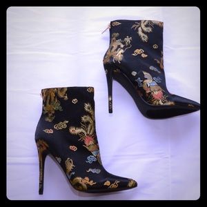 Pointed Toe black Booties with print design